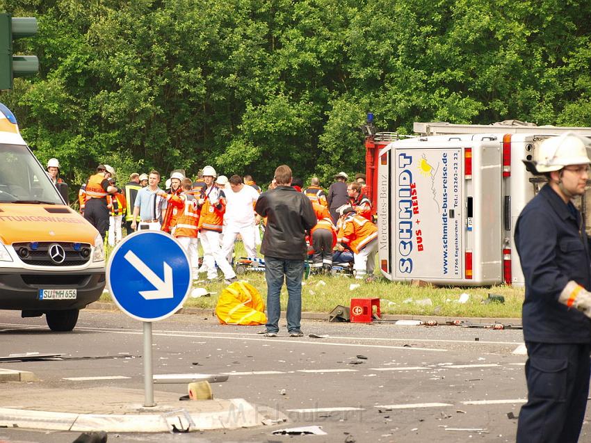 Schwerer Unfall mit Reisebus Lohmar Donrather Dreieck P107.JPG